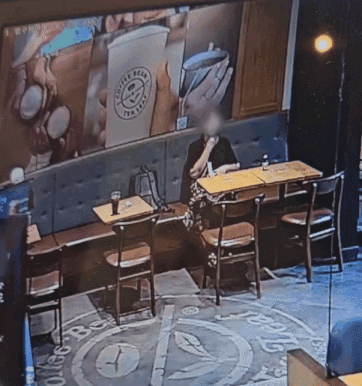 지난해 8월 서울 강남구의 한 카페에서 한 남성이 잠시 자리를 비우자 이 남성의 노트북을 훔친 여성 /영상=온라인 커뮤니티 보배드림