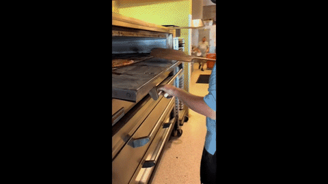 피자 전문가이자 틱톡커인 제이 라이언이 공개한 배달 피자를 빼먹는 모습 /영상=틱톡
