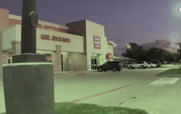 미국 텍사스주에서 경비행기가 쇼핑몰 주차장에 추락해 80대 조종사가 숨지는 사고가 발생했다. /사진=데일리메일