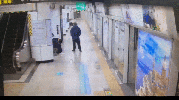 지난 10월9일 A씨가 서울 지하철 2호선 홍대입구역에서 피해자(취객)에게 접근해 휴대폰을 훔치는 장면/사진제공=서울경찰청