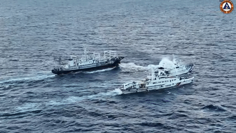 필리핀 해안경비대(PCG)는 10일 중국 해안경비대 선박이 정상 항해 중인 필리핀 민간 선박에 물대포를 발사했다고 주장했다. /영상=필리핀 PCG 대변인 제이 타리엘라 엑스(옛 트위터) 계정