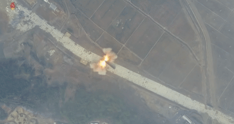  북한 조선중앙텔레비죤이 지난해 3월 공개한 ICBM(대륙간탄도미사일) 발사 관련 영상.