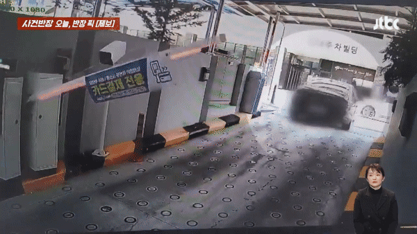 지난 13일 오후 3시3분쯤 경기 하남시 풍산동에서 60대 여성 A씨가 몰던 승용차가 상가 건물로 돌진하는 사고가 났다. /영상=JTBC