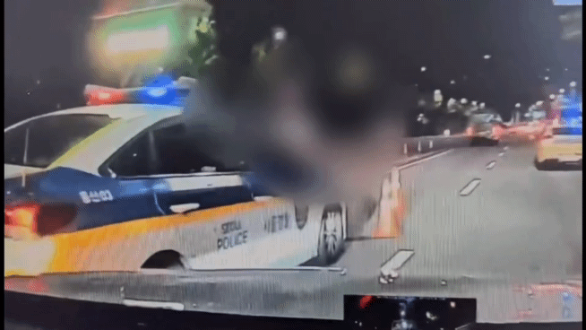지난해 9월 서울 용산구에서 음주단속 중이던 경찰관이 도주하던 오토바이에 끌려가는 사고가 발생했다./영상=독자 제공(이지현,김지성 기자)