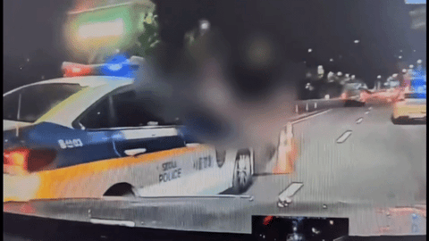 지난해 9월 서울 용산구에서 음주단속 중이던 경찰관이 도주하던 오토바이에 끌려가는 사고가 발생했다./영상=독자 제공(이지현,김지성 기자)