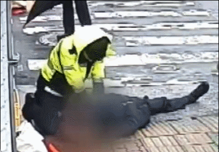 지난 21일 경찰관들이 A씨를 구하기 위해 심폐소생술을 하는 모습. /영상=유튜브 경찰청