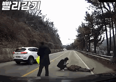 도로에서 노상방뇨를 하다 갑자기 쓰러진 노인을 한 운전자 커플이 돕고 있다./사진=한문철TV