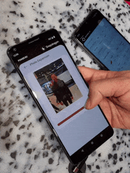 도이치텔레콤이 전시한 AI폰 시제품으로 사진을 확장하는 모습. /사진=배한님 기자