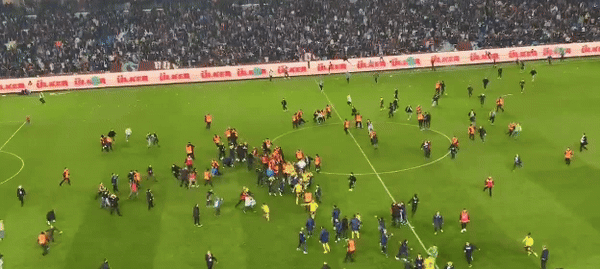 튀르키예 축구 쉬페르리그 트라브존스포르와 페네르바체의 경기가 끝난 뒤 폭력 사태가 벌어졌다. /영상=X(옛 트위터) 
