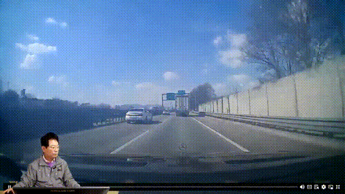 떨어진 도로 표지판이 고속도로를 달리는 차량으로 떨어지는 모습. /영상=유튜브 채널 '한문철TV' 