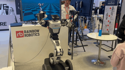 레인보우로보틱스가 공개한 이동형 양팔 로봇 'RB-Y1' /사진=고석용 기자