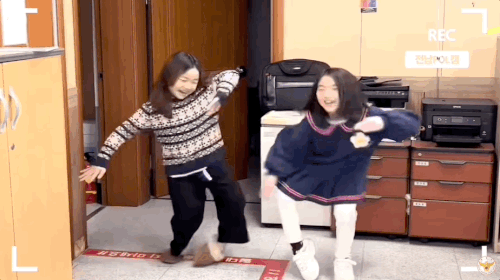 전남의 한 초등학교 여학생 2명이 파출소를 찾아 경찰관들을 응원하는 춤을 선보이고 있다. /영상=유튜브 채널 '경찰청'