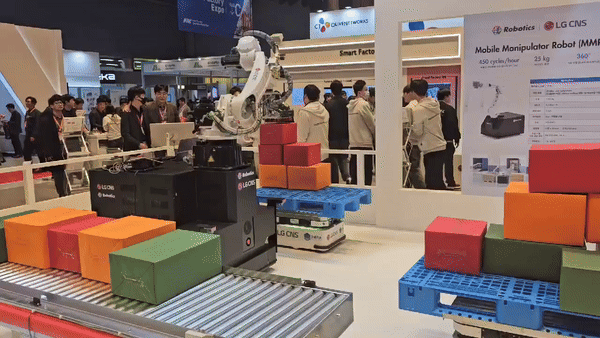 LG CNS가 마련한 전시관 모습. 로봇 팔이 물품을 옮기고 있다. / 영상 = 오진영 기자