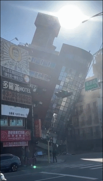 지진의 여파로 대만에 한 건물이 옆으로 비스듬히 무너졌다. /독자제공