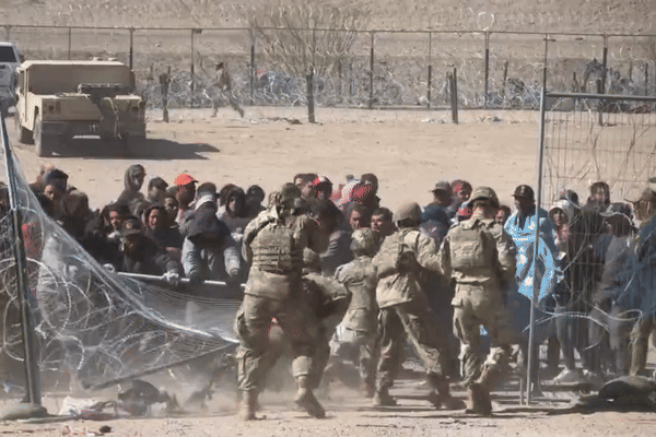 중남미 출신 이민자들이 멕시코에서 미국으로 건너가려고 철조망을 뚫고 국경 장벽으로 돌진했다. 영상 출처=뉴욕포스트
