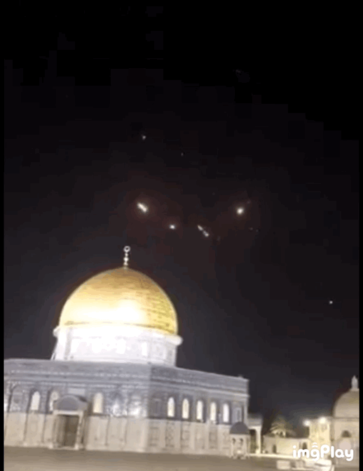 14일(현지시간) 이스라엘 예루살렘 바위성전(Dome of the Rock) 위 하늘에서 이란이 쏜 미사일이 큰 불빛을 내면서 격추되고 있다./사진=X 