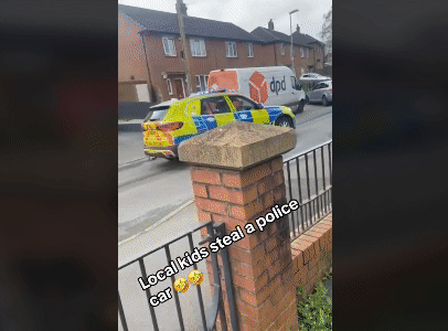 영국 경찰이 용의자를 체포하는 동안 아이들이 순찰차를 훔쳐 위험천만하게 운전하는 일이 벌어졌다./영상=틱톡