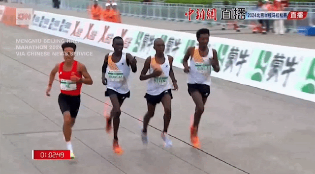 지난 14일 중국 베이징에서 열린 하프 마라톤 대회에서 '중국 선수 1등 몰아주기' 승부조작 의혹이 일었다./사진=CNN 뉴스 갈무리