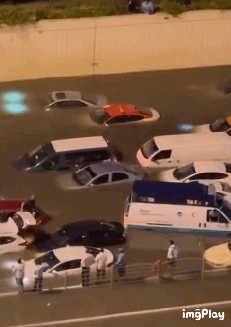 16일(현지시간) 두바이 인근 주요 도로가 폭우로 물에 잠긴 가운데 운전자들은 밖에서 물에 잠긴 자동차를 보고 있다./사진=X
