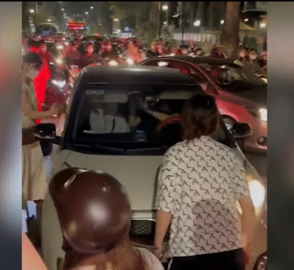 아내가 벽돌로 남편과 내연녀가 타고 있던 차량을 내리치는 영상이 베트남 내에서 급속도로 퍼지고 있다./영상=유튜브 채널 Tien Phong TV