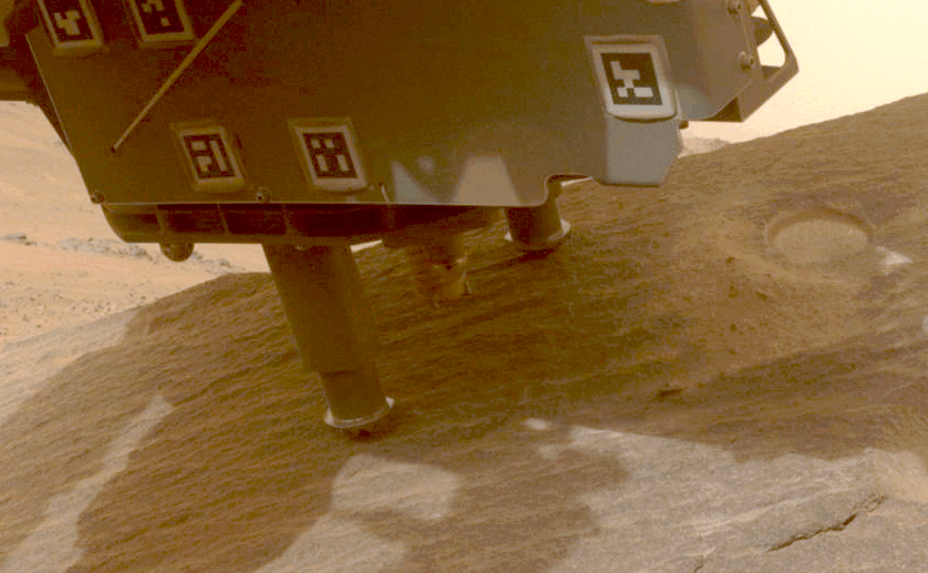  미 항공우주국(NASA·나사)의 화성 탐사 로버 퍼서비어런스(Perseverance)가 화성의 토양 표본을 채취하는 모습/사진제공=NASA