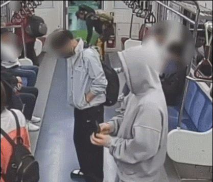 50대 남성 A씨가 지하철에서 일본인 관광객의 여행가방을 들고 빠져나가는 모습/ 영상=서울경찰청