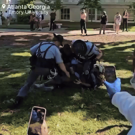 미국 에모리대에서 경찰 3명이 친팔레스타인 시위대 중 한 명을 제압하고 있다. /영상=엑스(옛 트위터) 