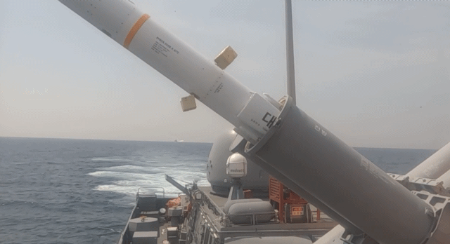 해군이 지난 10일 동해상에서 실시한 합동 전투탄 실사격 훈련에서 적 지상 도발 세력을 타격하는 상황을 가정해 훈련한 모습. / 영상=해군