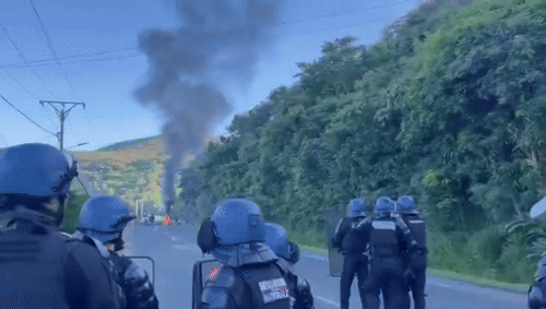 프랑스 당국이 투입한 보안군들이 뉴칼레도니아 폭동 시위대과 대립하고 있다. /영상=엑스(옛 트위터)