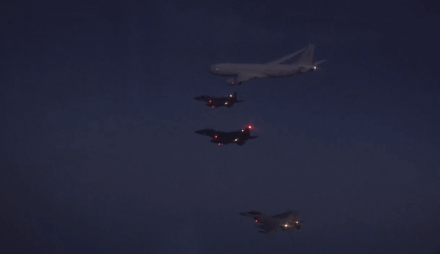 KC-330 다목적 공중 급유 수송기와 F-15K, F-16 전투기가 야간 임무 간 편대비행 중인 모습. / 영상=공군