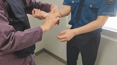 지난 23일 서울 관악경찰서 '지역경찰 현장실습센터'에서  '자치경찰·인권 시민대학'에 참여한 한 수강생이 수갑 체험을 하고 있다./영상=최지은 기자