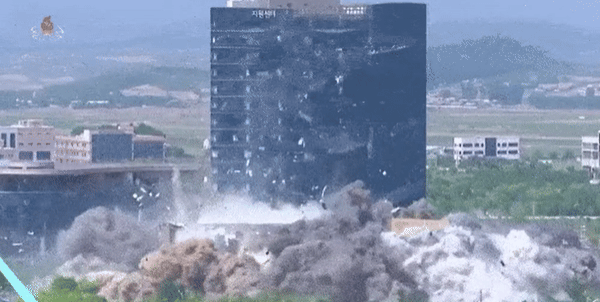 북한의 조선중앙TV가 공개한 남북공동연락사무소 폭파 모습. 북한은 2020년 6월16일 대한민국 정부가 비용을 들여 설립한 남북공동연락사무소를 무단으로 폭파했다. /사진=북한 조선중앙TV