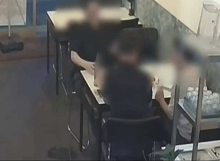 A씨가 첨부한 CCTV 영상 중 일부분. 남성 한 명이 잔에 있던 음료를 바닥에 붓고 있다./사진=아프니까 사장이다 갈무리