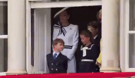 영국 윌리엄 왕세자의 막내아들 루이 왕자가 런던에서 열린 찰스 3세 영국 국왕의 생일행사에서 군가에 맞춰 춤을 추고 있다. /사진=엑스 캡처