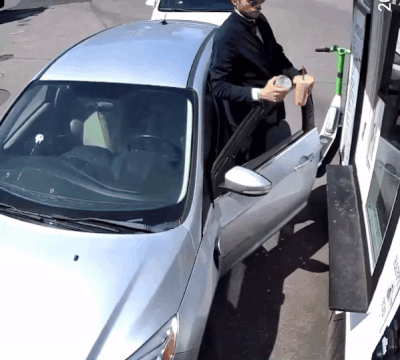 지난 11일(현지시간) 미국 워싱턴주 시애틀 한 드라이브스루 카페에서 한 남성 손님이 커피를 던지며 항의하자 여성 사장이 망치로 손님의 차량 앞 유리를 내려치는 모습./영상=SNS