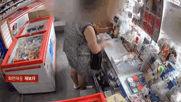 무인 할인점에서 상습적으로 물건을 훔치는 중년 여성의 모습. 사진=JTBC 사건반장 캡처