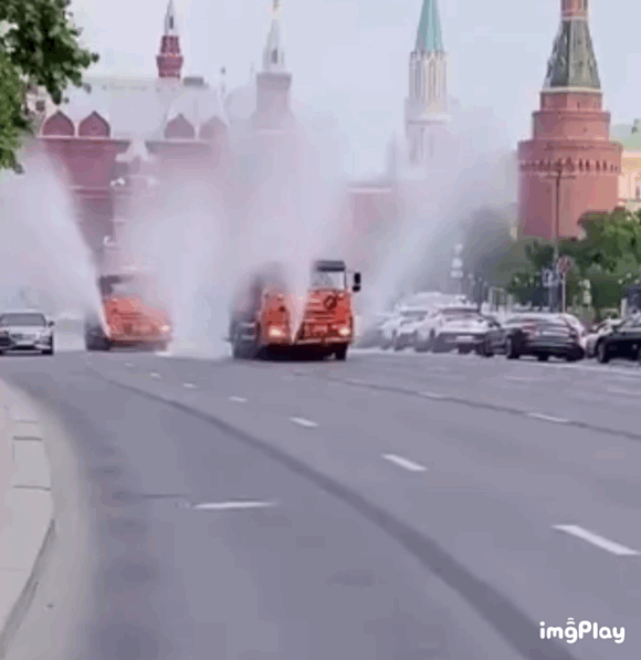 지난달 30일(현지시간) 모스크바의 한 도로에서 살수차가 더위를 식히기 위해 도로에 물을 뿌리고 있다./사진=X