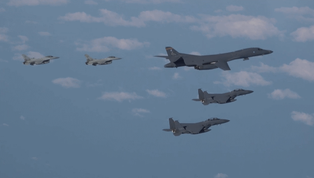 한미 양국이 20일 미국 B-1B 전략폭격기 '랜서'가 전개한 가운데 올해 첫 연합 공중훈련을 하고 있다. 미국 도널드 트럼프 2기 행정부 정식 출범 이후 진행된 첫 공중 훈련이다. / 영상=국방부