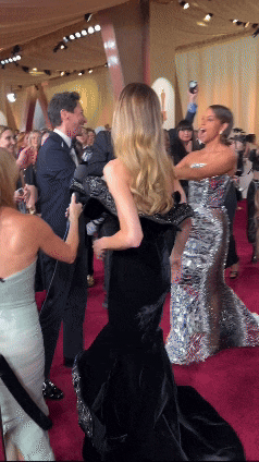 2일(현지시간) 제97회 아카데미 시상식 레드카펫에서 할리 베리가 에이드리언 브로디에게 기습 키스를 하고 있다. /아카데미 인스타그램