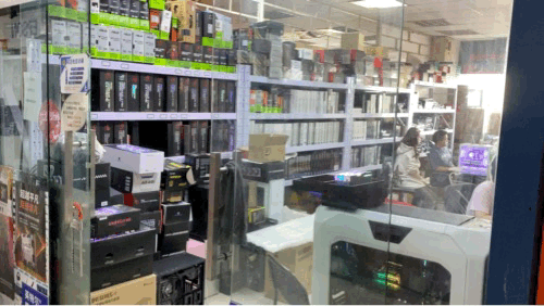 커마오전자성 PC부품 매장들은 일부를 제외하고는 거의 손님을 찾아볼 수 없는 상황이었다. 소매상인들은 "중간상들이 가격 인상을 기대하며 제품을 풀지 않고 있다"고 말했다./사진=우경희 기자 