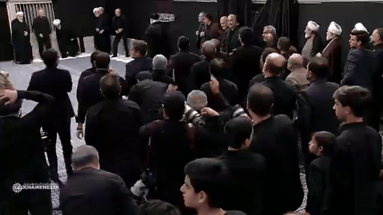 이란 시아파 이슬람 신도들은 5일(현지시간) 테헤란에서 열린 종교행사에 참석한 아야톨라 알리 하메네이 이란 최고지도자를 향해 환호하고 있다. 하메네이는 자신을 향해 환호하는 이들에게 손을 흔들며 인사하고 있다.  /영상=이란 국영 TV X계정