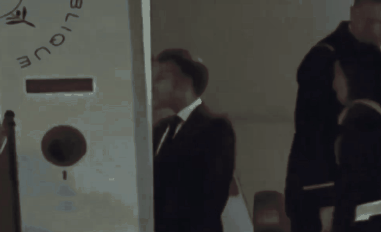 에마뉘엘 마크롱 프랑스 대통령이 지난 5월 베트남 도착 직후 전용기에서 부인 브리지트 여사에게 주먹으로 얼굴을 맞는 듯한 장면이 포착됐다. /영상=SNS 갈무리