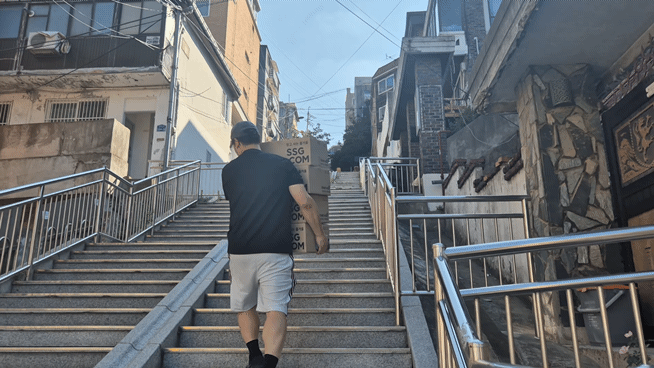 지난 10일 오후 서울 강서구에서 만난 신씨와 함께 택배배달에 나섰다. /사진=박진호 기자.