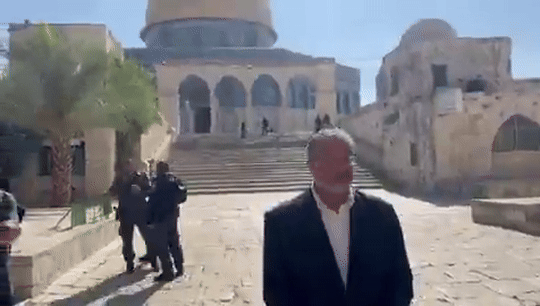 이스라엘의 극우 성향 이타미르 벤그비르 국가안보장관이 예루살렘에서 정치&middot;종교적으로 가장 민감한 성지인 예루살렘 알아크사 모스크(유대교 성전산)에서 연설하고 있다. /영상=벤그비르 장관 X