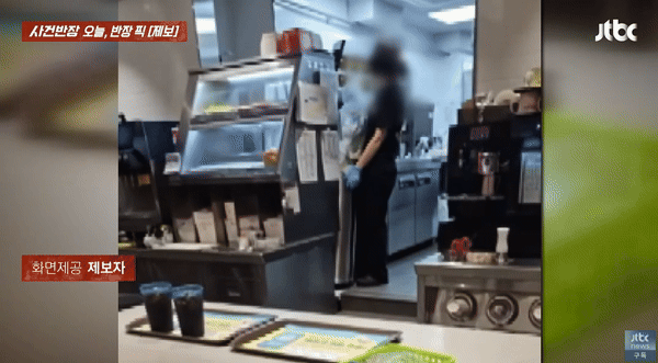 쓰레기에 닿은 장갑을 바꿔 끼지 않고 손님에게 줄 햄버거를 포장한 음식점 직원의 모습이 포착돼 논란이다. /사진=JTBC '사건반장' 캡처