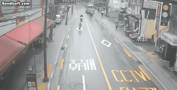 무단횡단을 하던 80대 노인이 이륜차에 치여 숨지는 사고가 발생했다. /사진=한문철 변호사 유튜브 채널 캡처