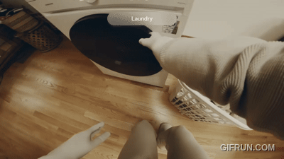 노르웨이 로봇 스타트업 1X테크놀로지스의 인간형 가사 휴머노이드 네오가 세탁기에 빨래를 집어넣는 모습. 현재 네오는 X1 담당자가 VR 헤드셋과 무선 조이스틱을 이용해 원격 조종하는 방식으로 작동된다. 완전 자율화를 위한 AI 훈련의 일환이라고 한다./사진=1X테크놀로지스 유튜브 영상 갈무리