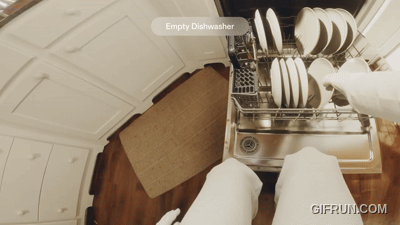 노르웨이 로봇 스타트업 1X테크놀로지스의 인간형 가사 휴머노이드 네오가 식기세척기에서 접시를 꺼내 서랍장에 집어넣는 모습. 현재 네오는 X1 담당자가 VR 헤드셋과 무선 조이스틱을 이용해 원격 조종하는 방식으로 작동된다. 완전 자율화를 위한 AI 훈련의 일환이라고 한다./사진=1X테크놀로지스 유튜브 영상 갈무리