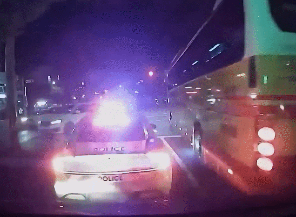 위급한 산모를 이송하던 구급차에 길을 터주지 않은 순찰차가 논란이 되고 있다. 경찰은 찰나에 인지하지 못했다고 해명했다. 지난달 30일 밤 9시쯤 구급차 블랙박스에 찍힌 모습./영상=유튜브 채널 '한문철 TV'