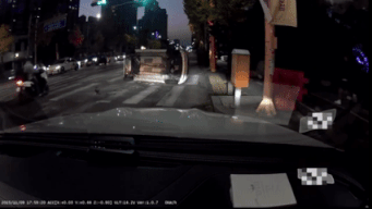 도로 한복판에서 신호 위반한 택시와 충돌해 옆으로 넘어진 차량을 시민들이 함께 일으켜 세우는 모습이 공개됐다./영상=인스타그램 'bobaedream'